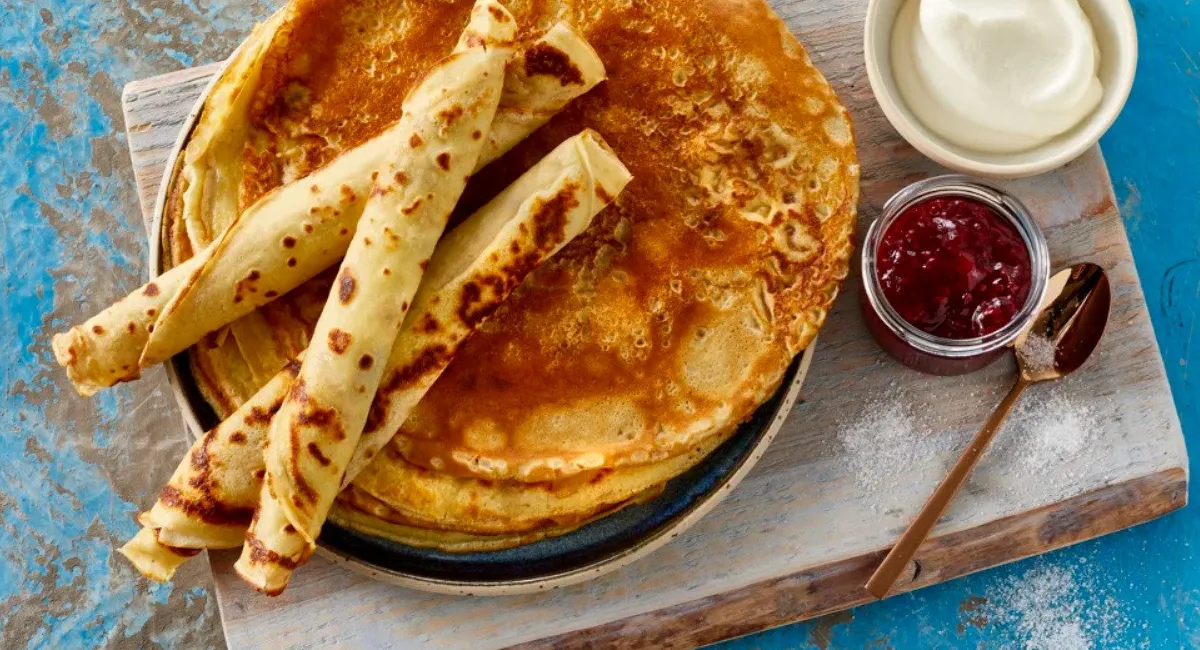 Тонкі млинці на молоці: простий і швидкий рецепт для кухарів-початківців  - today.ua