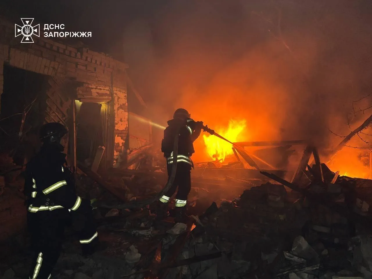 Российские войска нанесли более 10 ударов по Запорожью: есть погибшие и раненые Российские войска нанесли более 10 ударов по Запорожью: есть погибшие и раненые - today.ua