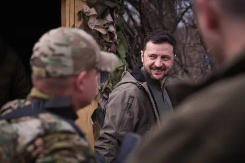 Зеленский провел встречи с военными на Покровском направлении: заслушал доклады и вручил награды