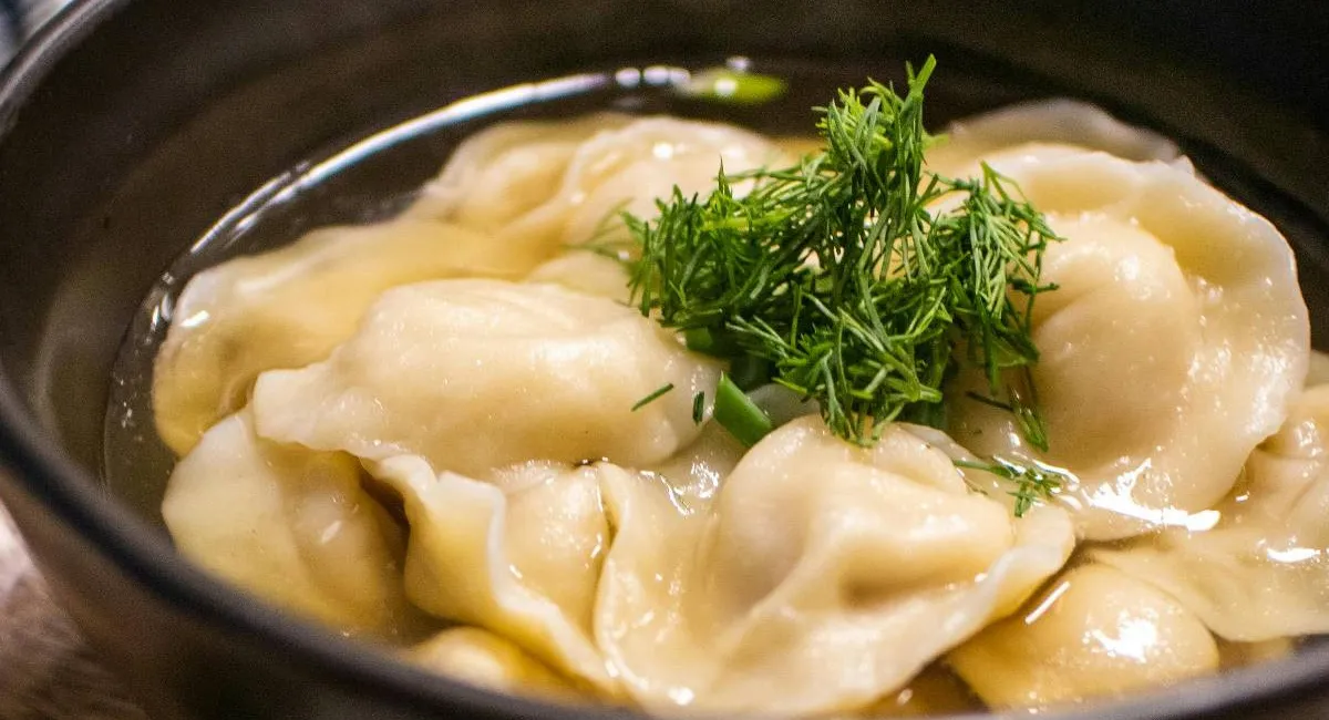 Идеальное тесто для пельменей на кипятке, которое не липнет и не разваривается: рецепт - today.ua