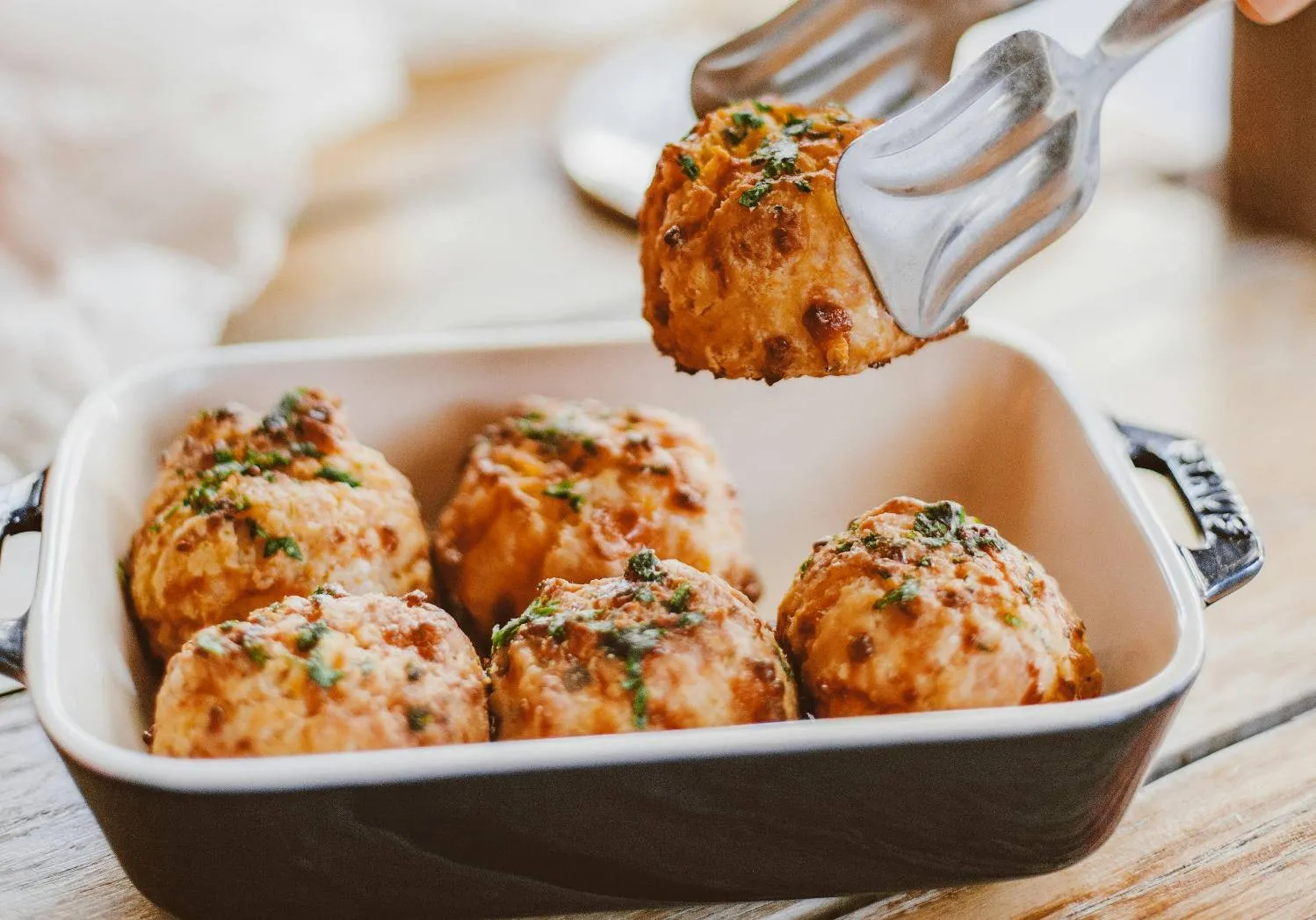 Что приготовить на ужин быстро и просто: рецепт аппетитных фрикаделек с подливкой Что приготовить на ужин быстро и просто: рецепт аппетитных фрикаделек с подливкой - today.ua