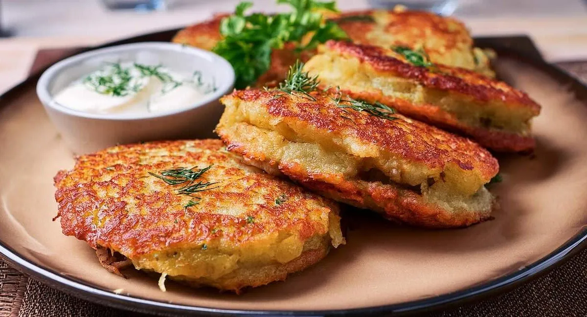 Картофельные блинчики с начинкой: как приготовить бюджетное блюдо с богатым вкусом - today.ua