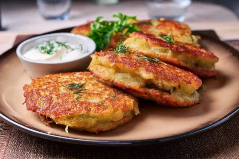 Картопляні млинці з начинкою: як приготувати бюджетну страву з багатим смаком