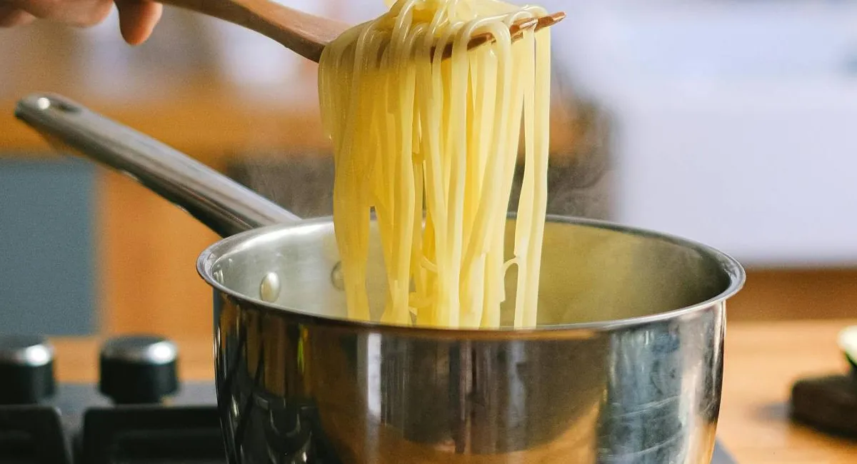 Чи потрібно промивати макарони після варіння: італійський шеф-кухар дав відповідь господиням - today.ua