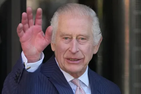 Чарльз III попал в больницу из-за побочной реакции на лечение от рака: что известно о состоянии короля