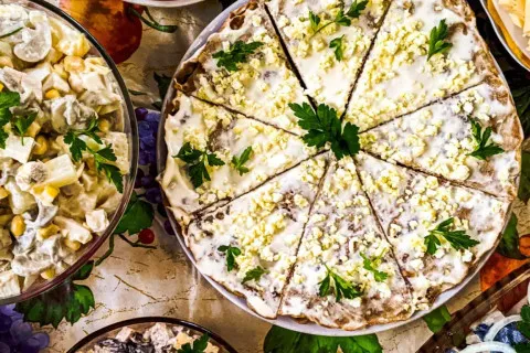 Ніжний печінковий торт з яєчно-сирною начинкою: покроковий рецепт популярної страви