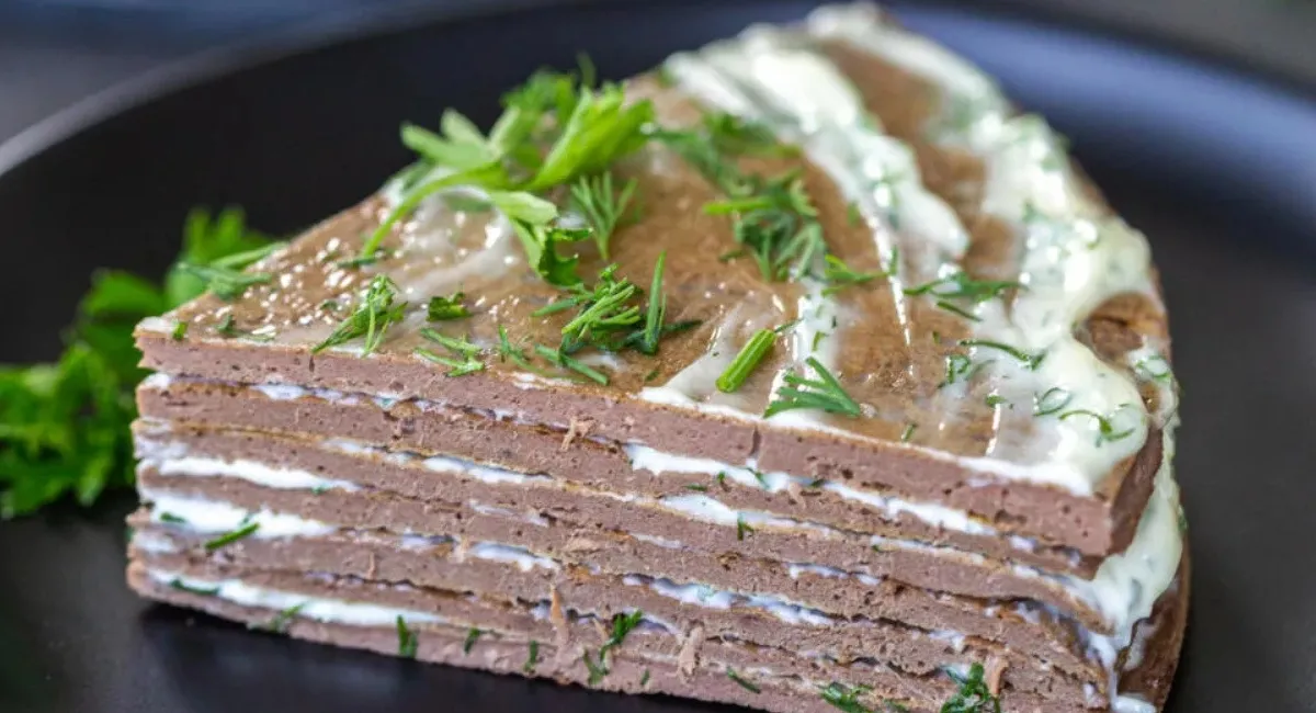 Печеночный торт без жарки: рецепт аппетитной закуски, которая исчезает со стола первой - today.ua