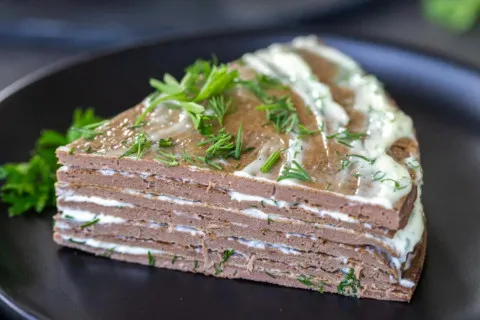 Печеночный торт без жарки: рецепт аппетитной закуски, которая исчезает со стола первой