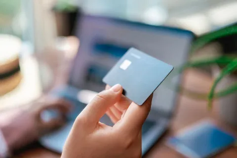 С 1 апреля перестанет действовать лимит на карточные переводы, введенный Нацбанком: какие суммы смогут переводить украинцы