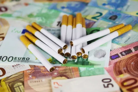 В Україні подорожчають цигарки: Зеленський підписав закон про підвищення акцизного податку