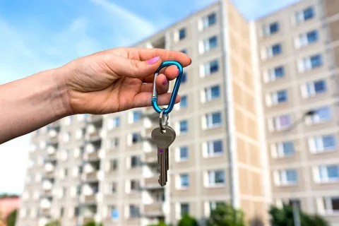 У кількох регіонах України з'явився ажіотажний попит на житло