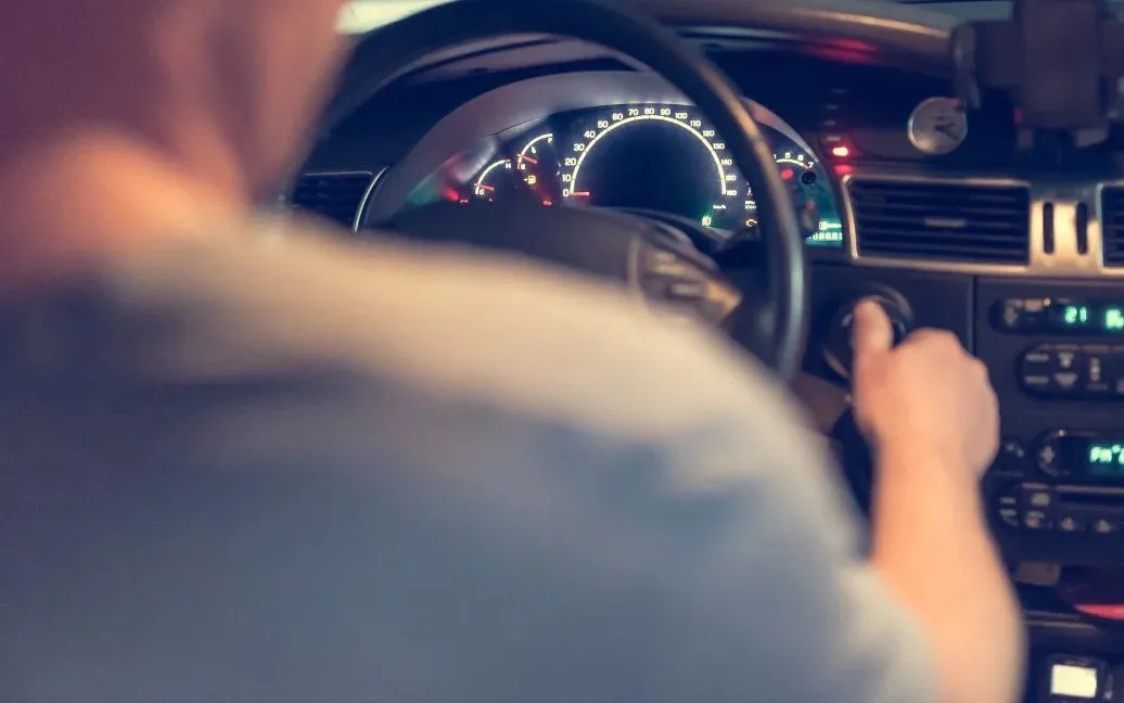 Секретная функция: почему водители зажимают две кнопки стеклоподъемника Секретная функция: почему водители зажимают две кнопки стеклоподъемника - today.ua