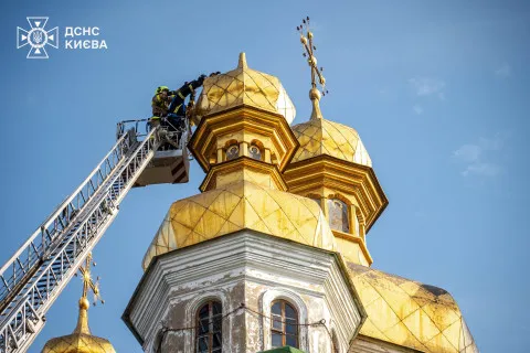 С купола Киево-Печерской лавры обрушился крест: более трех лет назад случилось подобное накануне войны  (Фото)