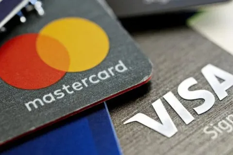 Банкоматы денег не дают: масштабный сбой платежных систем Visa и Mastercard