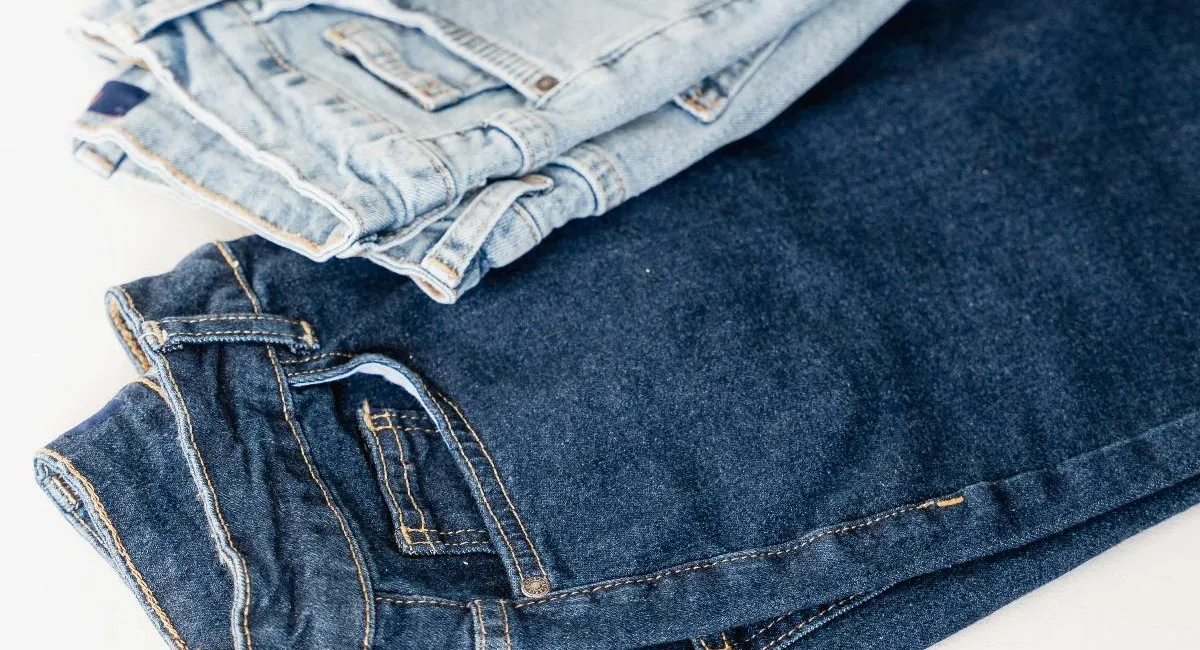 Стилисты назвали самые модные джинсы весны 2025 года: фото - today.ua