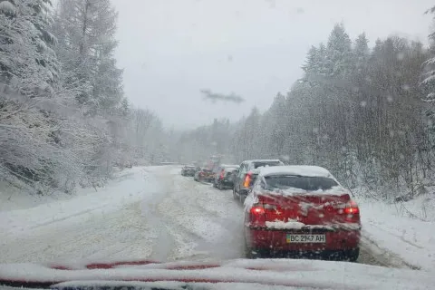 Погода зіпсувалась, сніг на заході України вже паралізував рух: синоптики погіршили прогноз для Києва та низки областей (Відео)
