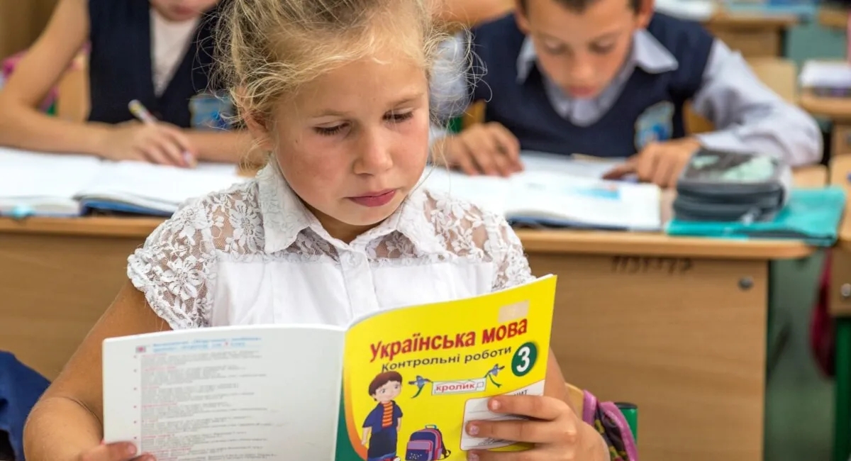 Общаться на русском в школах запретят даже на переменах и во внеурочное время: в Раде зарегистрировали новый законопроект - today.ua
