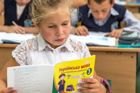 Спілкуватись російською  у школах заборонять навіть на перервах та в позаурочний час: в Раді зареєстрували новий законопроект