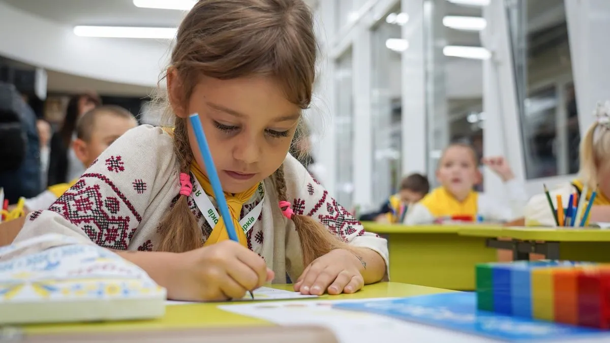 Общаться на русском в школах запретят даже на переменах и во внеурочное время: в Раде зарегистрировали новый законопроект - today.ua