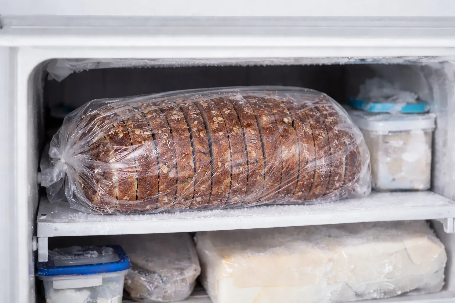 Можно ли замораживать хлеб и теряет ли он пользу: что говорят специалисты Можно ли замораживать хлеб и теряет ли он пользу: что говорят специалисты - today.ua