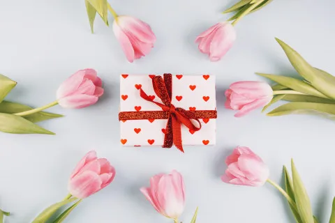 Что подарить на 8 марта: идеи для близких, друзей и коллег