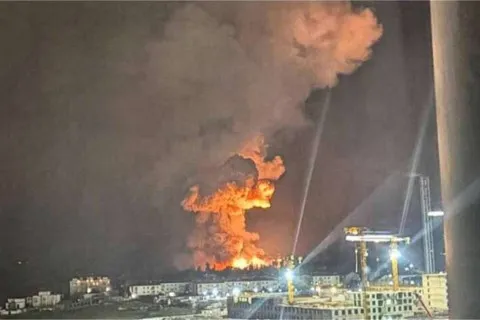 Дроны атаковали Новороссийск: горит нефтеналивной терминал Шесхарис (видео)