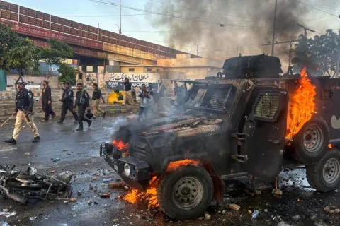 Протесты в Пакистане из-за ударов по Ирану переросли в кровавые столкновения: десятки погибших