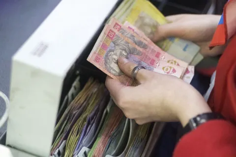 НБУ остаточно вивів з обігу дрібні купюри: які гривні від сьогодні не прийматимуть магазини