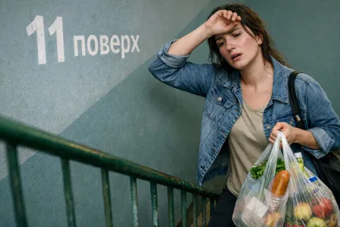 Так намного проще подниматься: блогер показала необычный способ ходьбы по лестнице