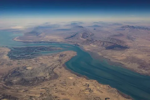 Іран оголосив про "закриття" Ормузької протоки та пригрозив палити судна