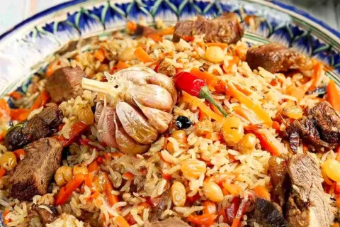 Секрет рассыпчатого плова: фудблогер показала необычный лайфхак для приготовления блюда