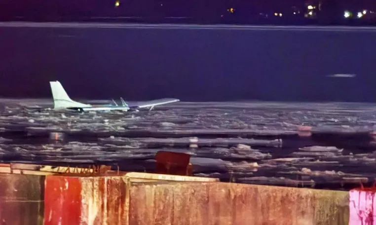 Еще одно чудо на Гудзоне: пилот и пассажир сами доплыли до берега Еще одно чудо на Гудзоне: пилот и пассажир сами доплыли до берега - today.ua