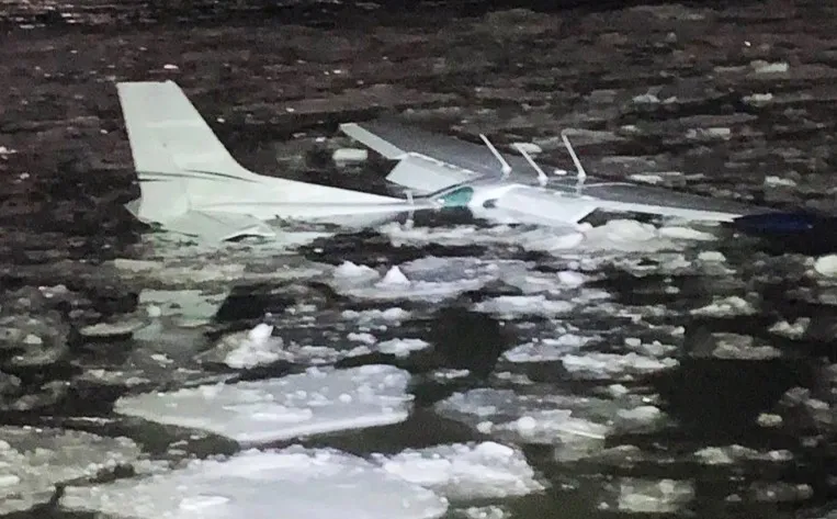 Еще одно чудо на Гудзоне: пилот и пассажир сами доплыли до берега Еще одно чудо на Гудзоне: пилот и пассажир сами доплыли до берега - today.ua