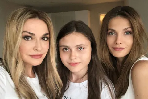 Моя вторая мама: младшая дочь Сумской откровенно рассказала о разлуке с сестрой Паперной