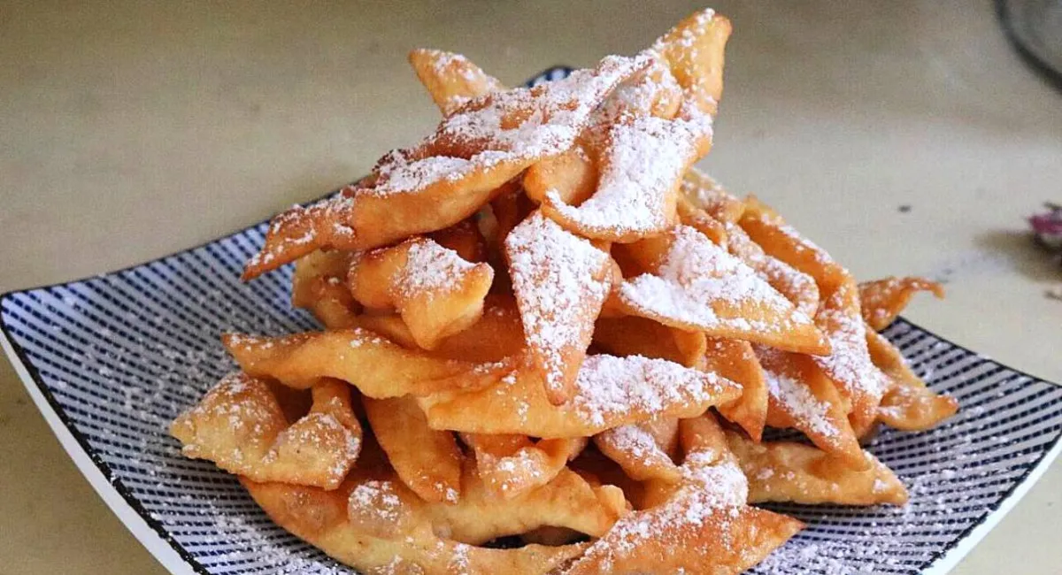 Десерт со вкусом из детства: как приготовить золотистые и воздушные хрустики к чаю - today.ua
