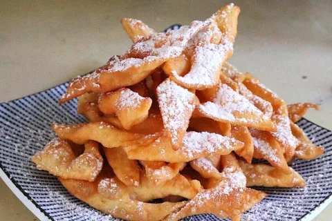 Десерт со вкусом из детства: как приготовить золотистые и воздушные хрустики к чаю