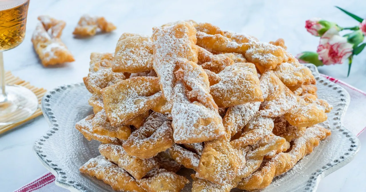 Десерт со вкусом из детства: как приготовить золотистые и воздушные хрустики к чаю - today.ua