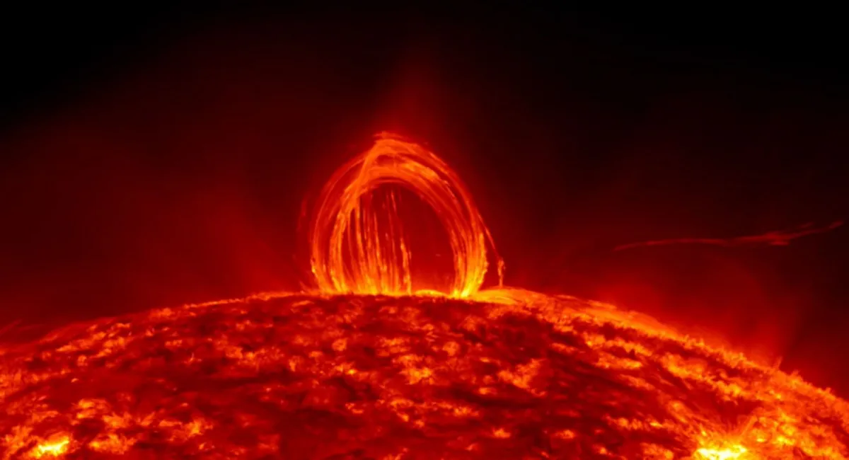 На этот раз повезло: гигантский протуберанец, вырвавшийся из недр Солнца, мог причинить вред нашей планете (Видео) - today.ua