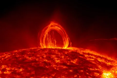 Цього разу пощастило: гігантський протуберанець, що вирвався з надр Сонця, міг завдати лиха нашій планеті (Відео)