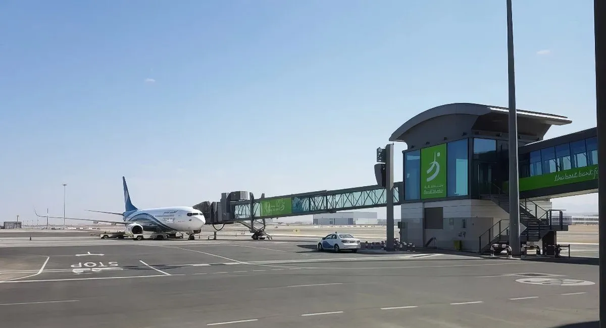 Британці застрягли на евакуаційному рейсі з Близького Сходу: пасажири скаржаться на затримку - today.ua