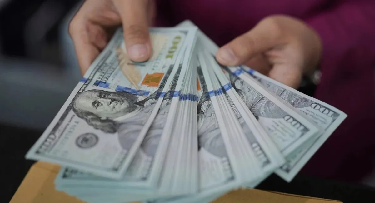 Долар продовжує бити рекорди, євро дорожчає слідом: курс валют на 6 березня - today.ua