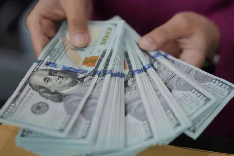 Доллар продолжает бить рекорды, евро дорожает вслед: курс валют на 6 марта