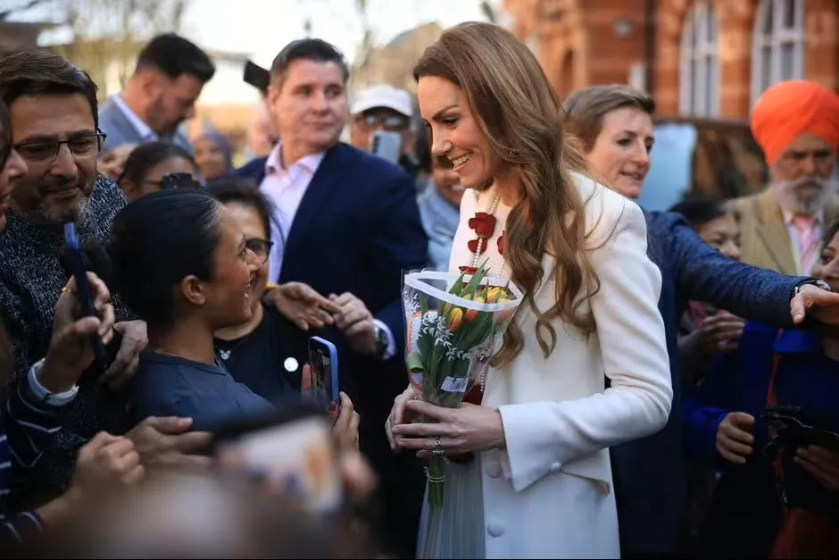 Кремовый костюм и ожерелье из жемчуга и роз: Кейт Миддлтон очаровала фанатов новым выходом в свет - today.ua