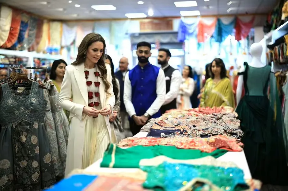 Кремовый костюм и ожерелье из жемчуга и роз: Кейт Миддлтон очаровала фанатов новым выходом в свет - today.ua