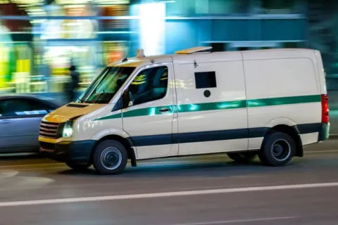 Інкасаторські авто “Ощадбанку” зникли в Угорщині: Київ звинуватив Будапешт у захопленні заручників та грабежі