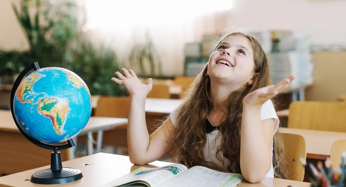 Замість сухих цифр - Тачки та Спіріт: вчителька з України підкорила мережу нестандартними уроками географії - today.ua