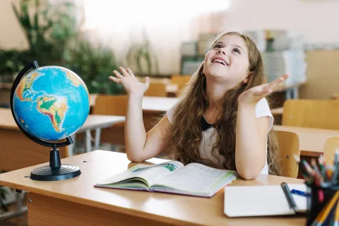 Замість сухих цифр - "Тачки" та "Спіріт": вчителька з України підкорила мережу нестандартними уроками географії