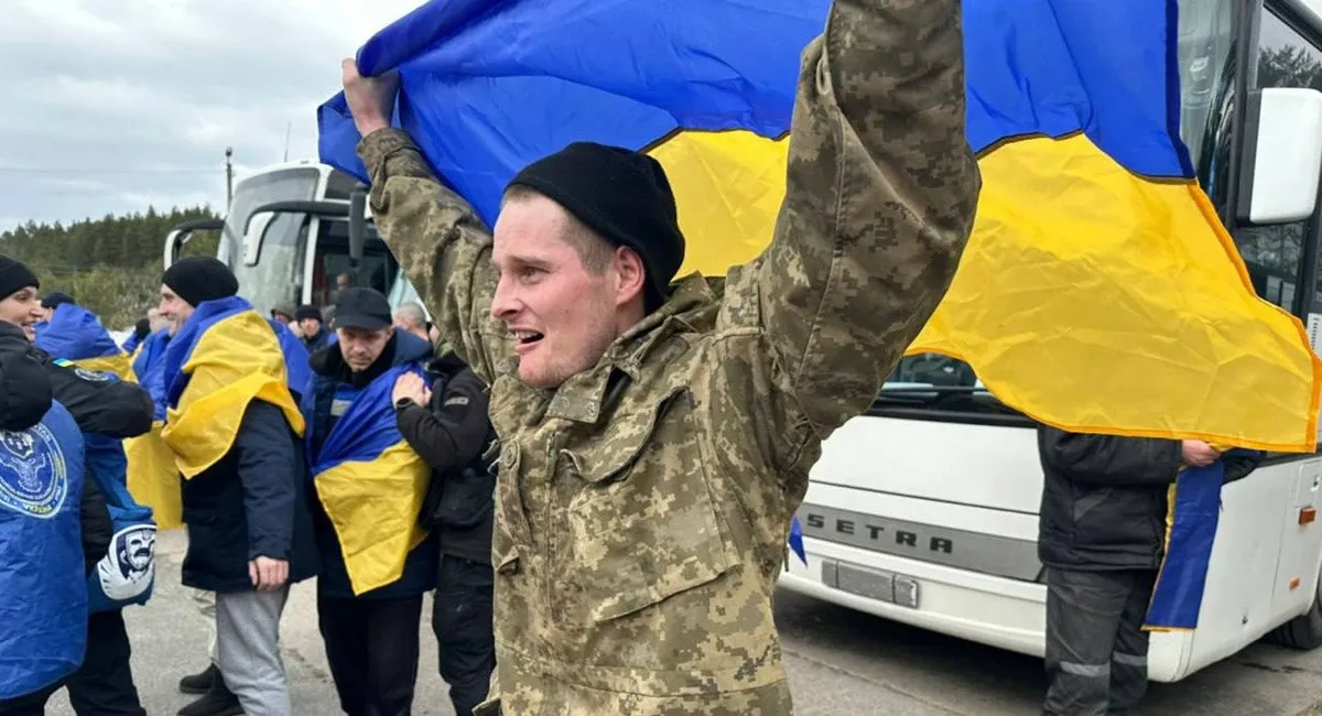 Уставшие, но не покоренные: первые фото 300 украинских героев, которые только что вернулись из ада - today.ua