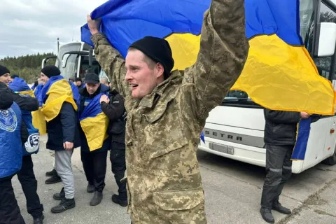 Змучені, але нескорені: перші фото 300 українських героїв, які щойно повернулися з пекла