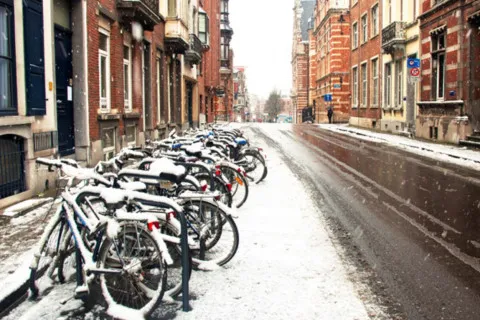 Суд Бельгії: батько, який опублікував відео удару велосипедиста по дівчинці, виграв справу